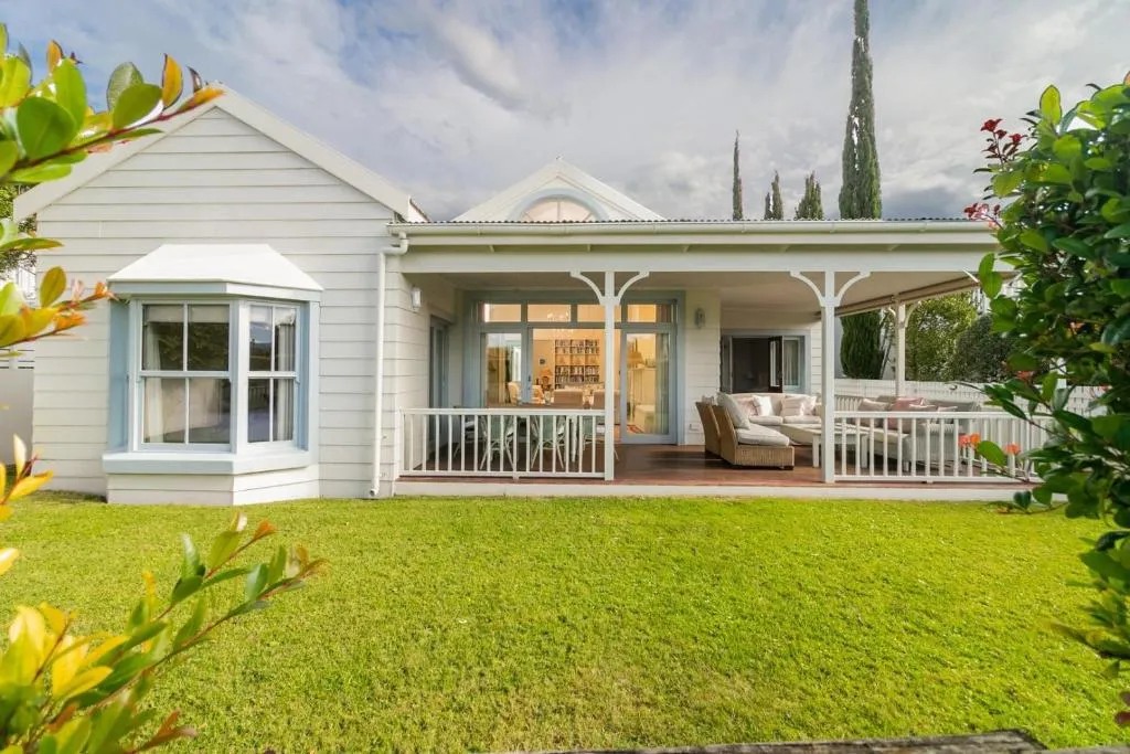 Lagoon Serenity Retreat — holiday home on Leisure Isle, Knysna